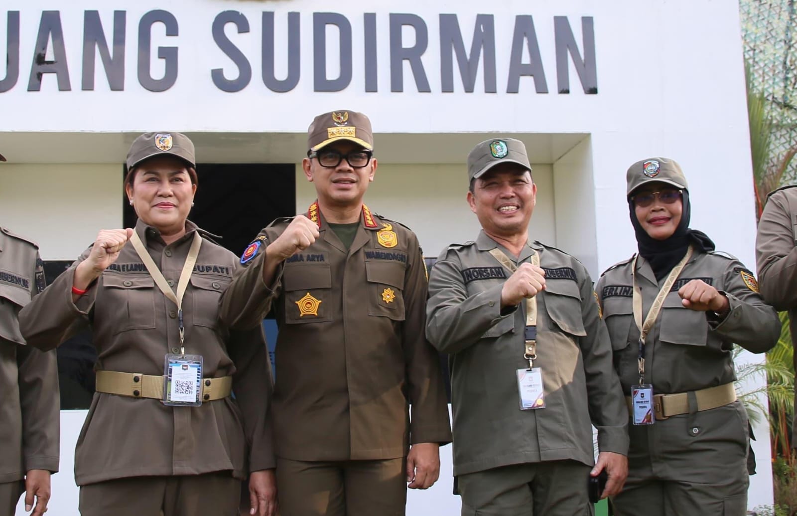 Gubernur Kalbar, Drs. Ria Norsan M.M., M.H. dan Bupati Mempawah, Hj. Erlina, S.H., M.H. bersama Wamendagri (di tengah) saat foto bersama pasca mengikuti program retret di Magelang. Bupati Erlina mengapresiasi arahan dari Presiden RI dan Menteri Dalam Negeri, serta berharap retret ini dapat mempererat kerjasama antar kepala daerah dalam memajukan daerah masing-masing.