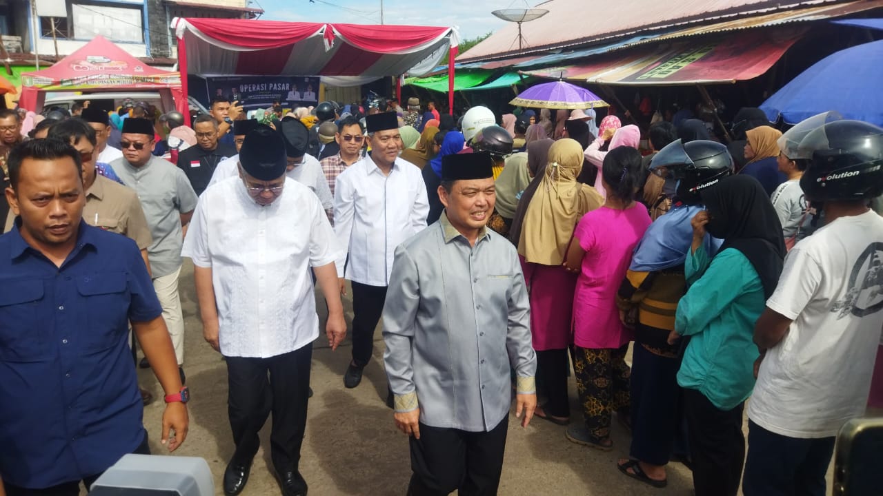 Menekan Inflasi dan Menjaga Stabilitas Harga, Pemerintah Daerah Kalbar Adakan Operasi Pasar Murah di Pasar Sebukit Rama Mempawah.