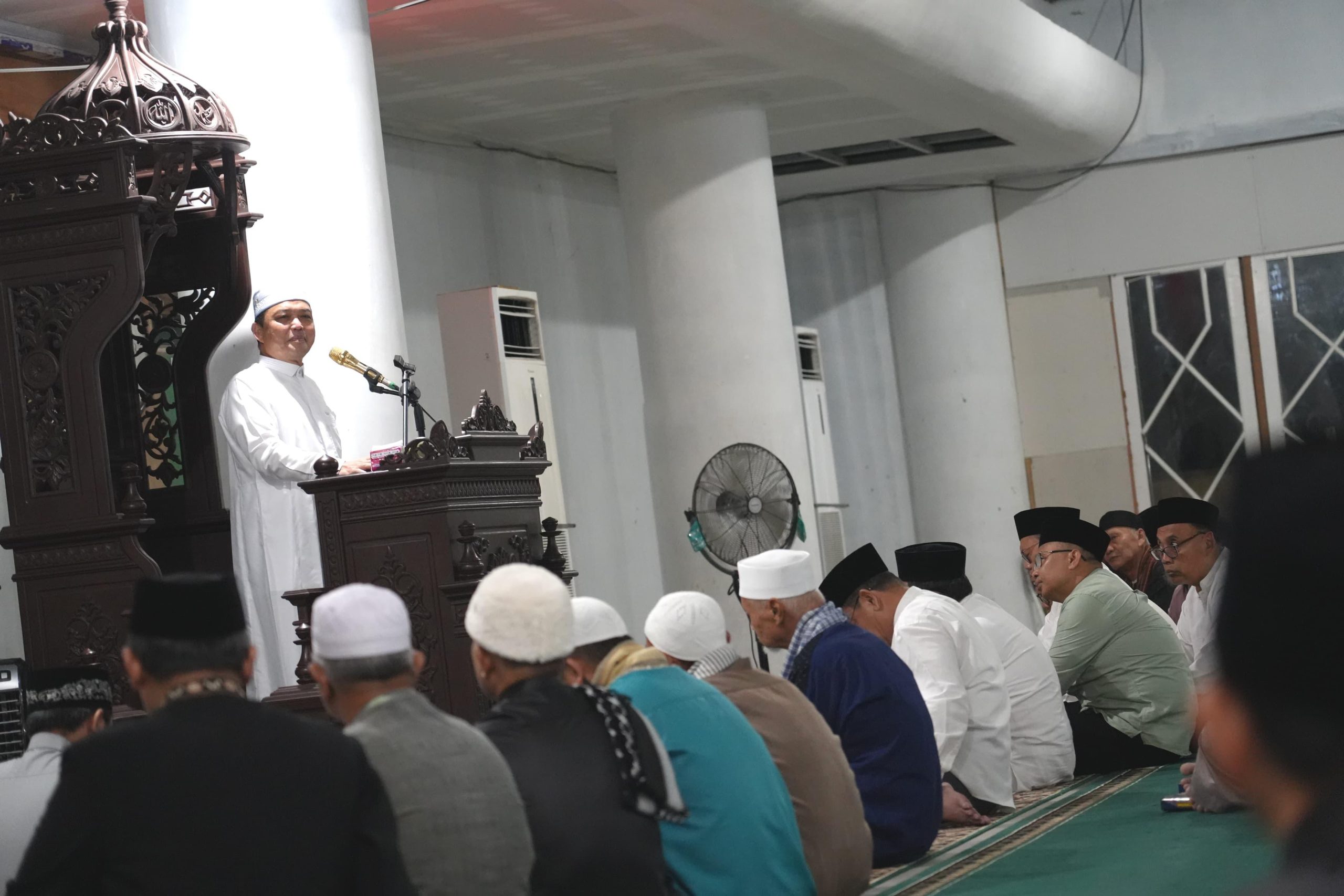 Gubernur Ria Norsan, Ajak Umat Islam Amalkan Kandungan Al-Qur’an di Masjid Agung Nurul Islam Singkawang