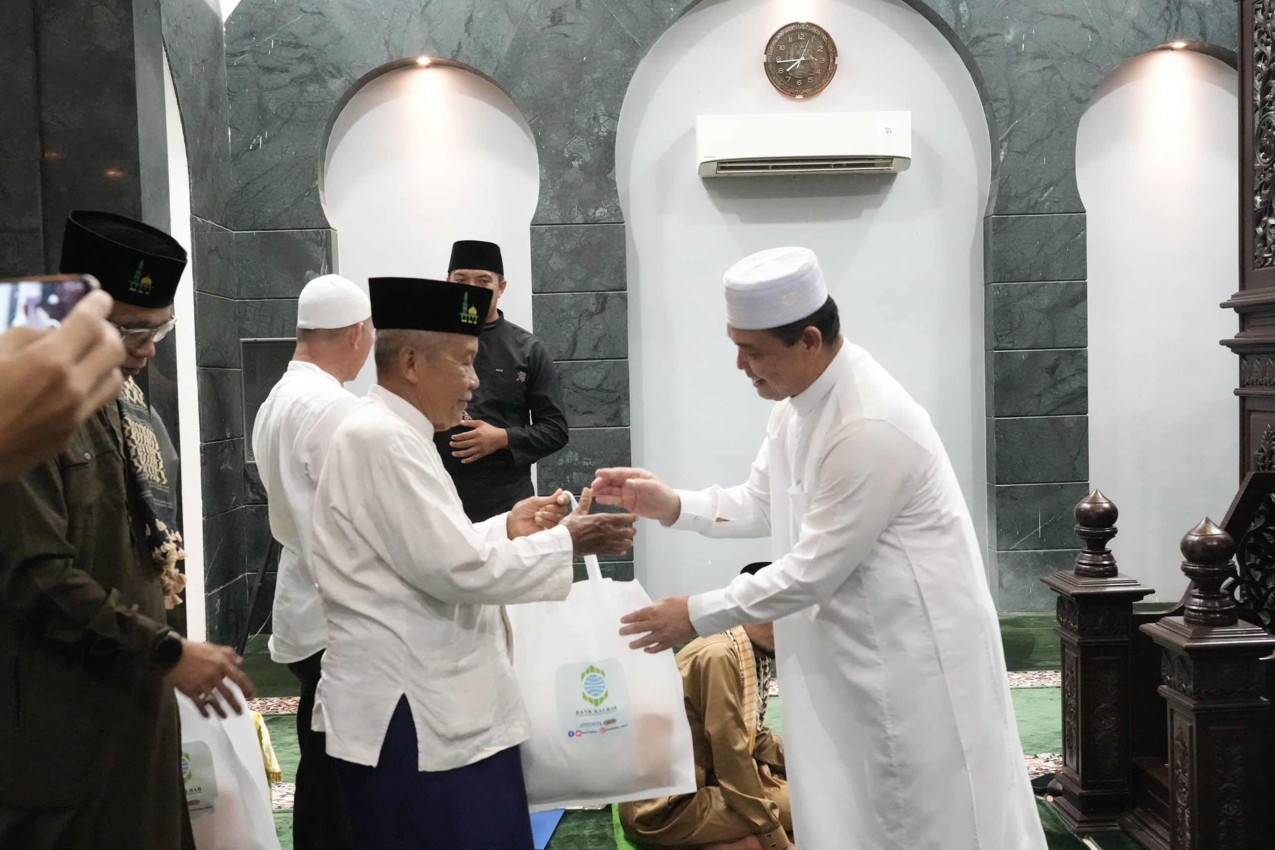 Gubernur Ria Norsan Ajak Jamaah Makmurkan Masjid dan Tingkatkan Ibadah Bulan Ramadan, di Masjid Raya Singkawang