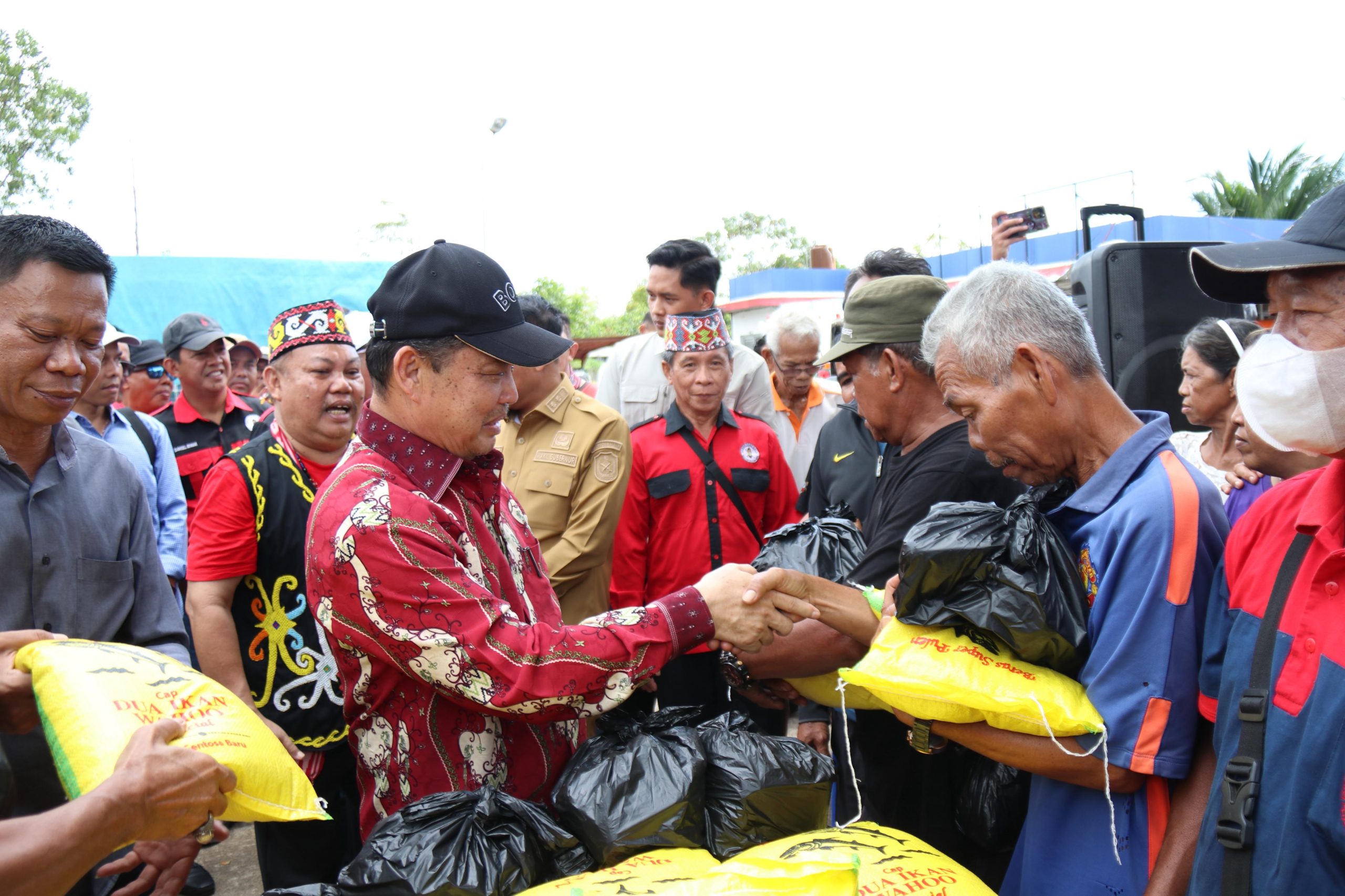 Gubernur Ria Norsan Tinjau Lokasi Banjir Sekaligus Serahkan Bantuan di Sungai Ambawang Kubu Raya