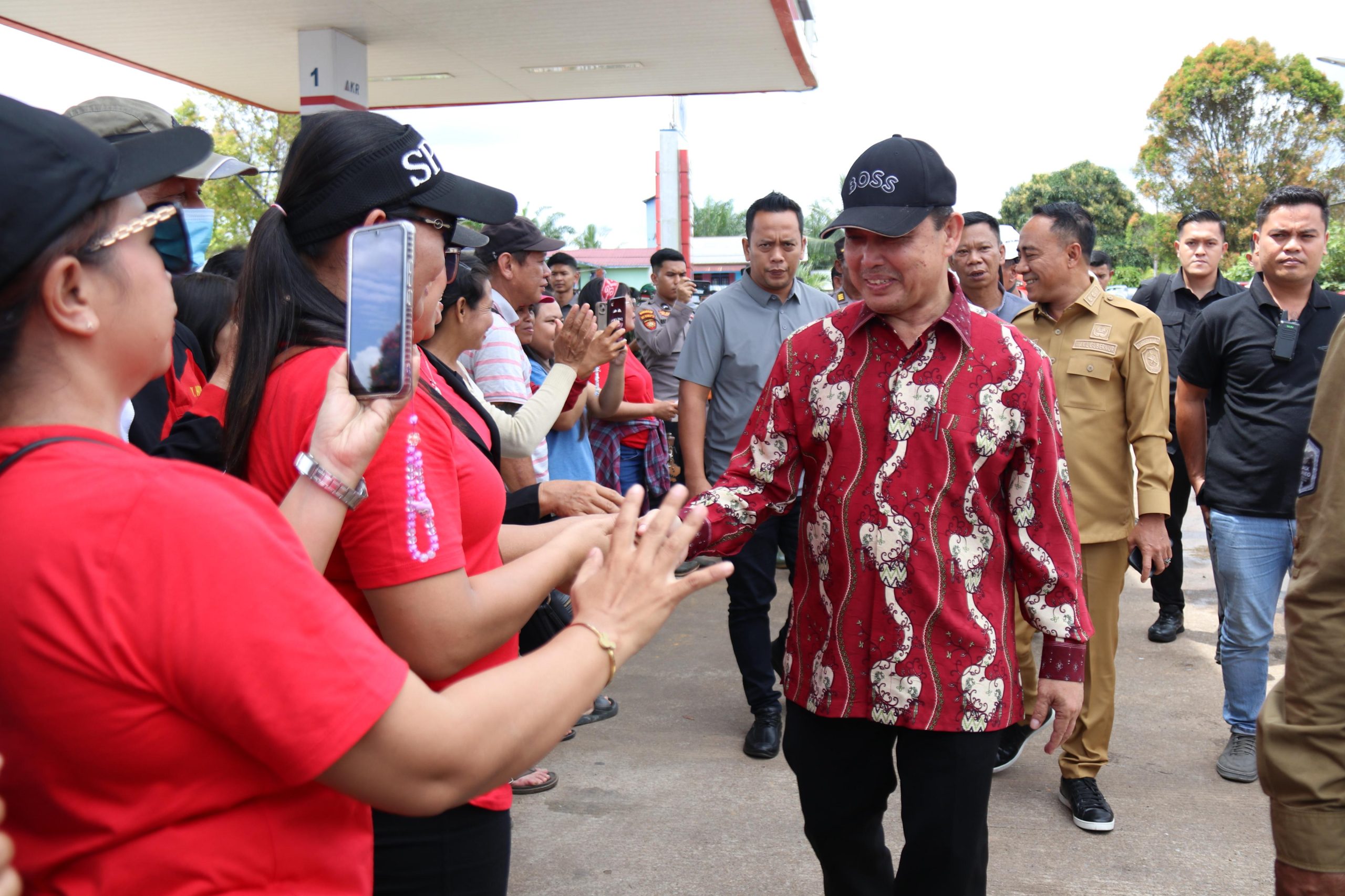 Serahkan Bantuan Banjir, Gubernur Kalbar Nilai Normalisasi Sungai Solusi Antisipasi Banjir Ambawang