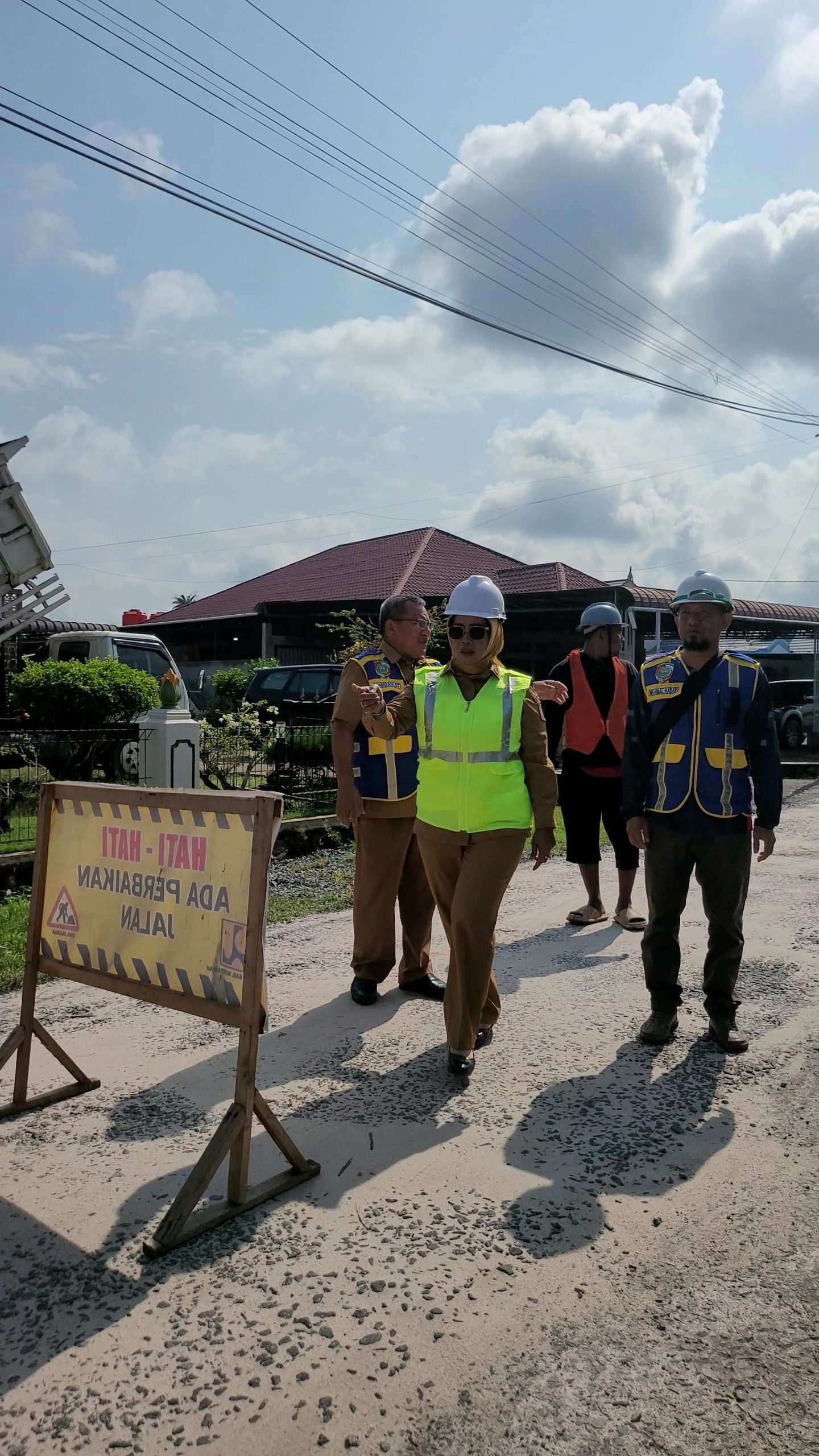 Pantau Perbaikan Jalan Rusak, Erlina Ungkap Akar Masalah Infrastruktur Jalan.