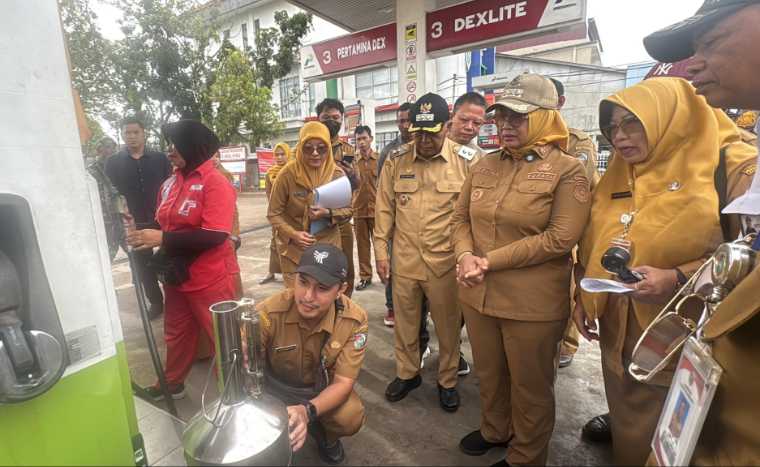 Bupati Erlina Sidak SPBU di Sungai Pinyuh, Uji Langsung Akurasi Takaran BBM