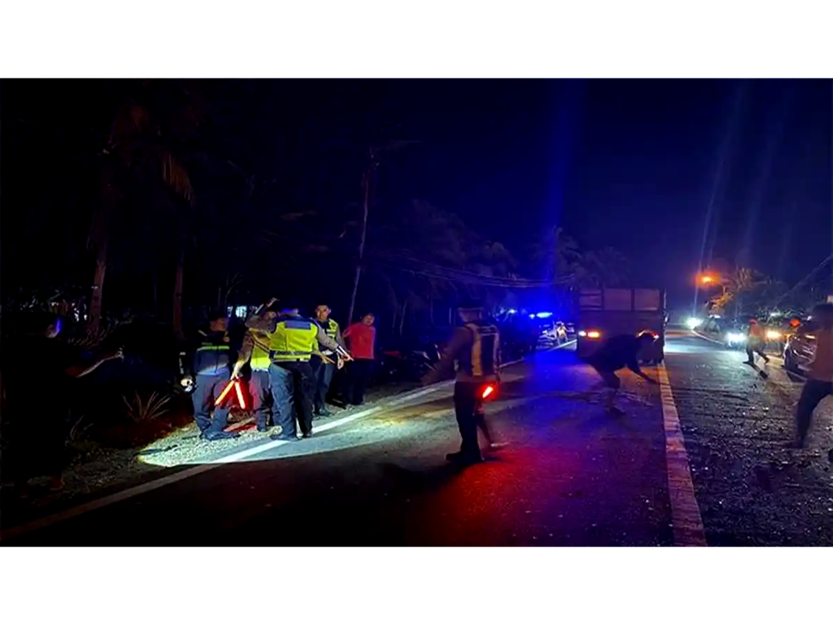 Tiga Remaja Meninggal Dunia dalam Kecelakaan Motor vs Truk di Mempawah Timur.